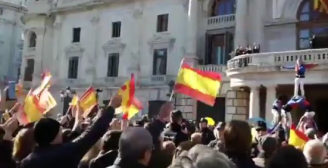 Feixistes intenten rebentar la cavalcada de les Magues de Gener a València