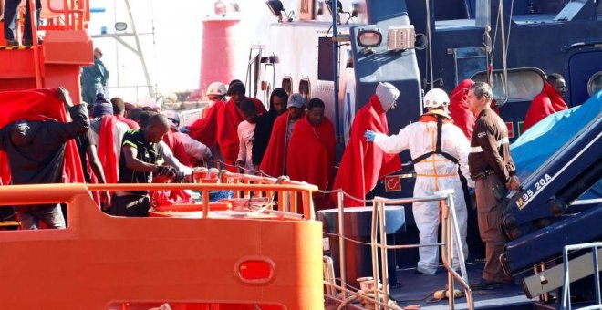 Rescatadas un centenar de personas en dos pateras en el mar de Alborán