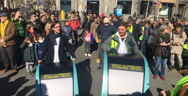 Centenars de veïns es manifesten a Barcelona per demanar la unió del tramvia