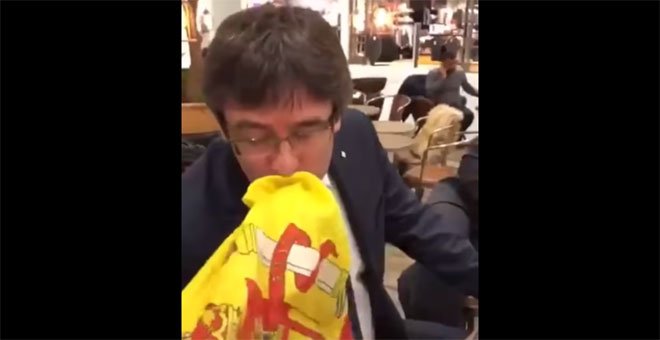 Puigdemont mantiene la calma ante la provocación de un joven que le insta a besar la bandera de España
