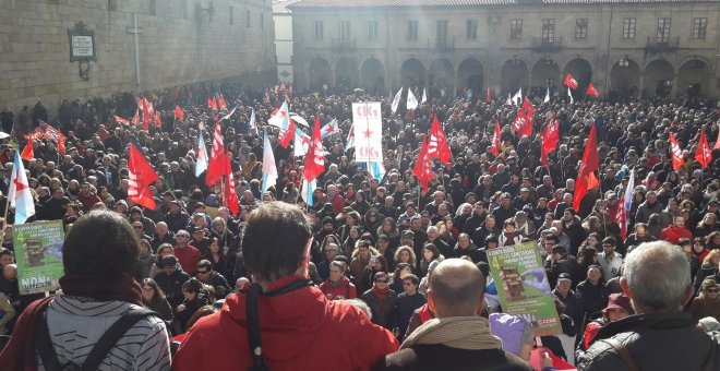 Miles de personas protestan en Santiago contra la reforma sanitaria gallega
