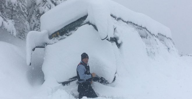 Col·lapse a les carreteres i 3.000 alumnes sense classe pel temporal de neu