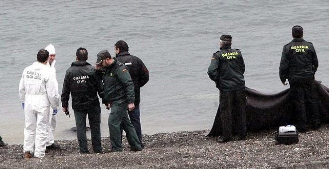 La jueza afirma que "los guardias se abstuvieron de ayudar" a los 15 migrantes muertos en la playa de El Tarajal en 2014