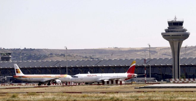 Fomento recorta los controladores en los principales aeropuertos del país