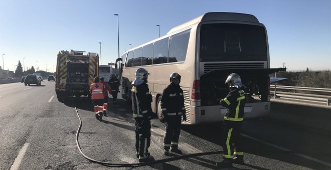 Arde en la A-6 un autobús escolar con 46 niños de ocho años, todos ellos indemnes