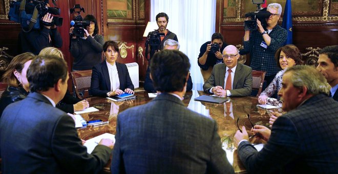 Victoria de los alcaldes: Montoro da su brazo a torcer y les dejará reinvertir su superávit