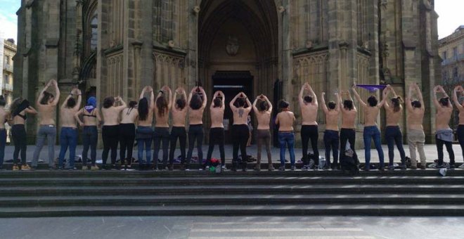 Varias mujeres se desnudan ante la catedral de Donostia: "Munilla, el diablo te busca"