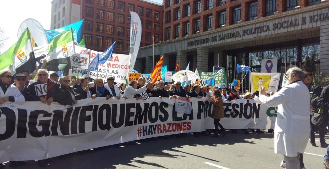 Médicos se concentran en toda España por la dignidad de la profesión