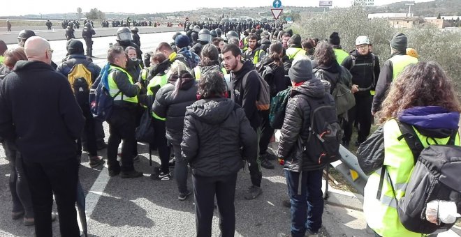 Els Mossos d'Esquadra posen fi al tall de l'autopista al nord de Figueres