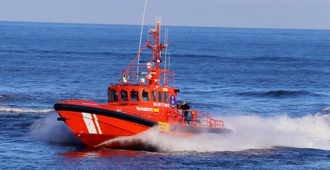 Rescatadas 75 personas a bordo de cinco pateras en aguas del Estrecho