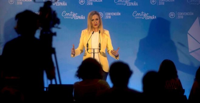 Cifuentes culpa a la universidad, evita hablar sobre los documentos falsos de su máster, y denuncia el "acoso" de los medios