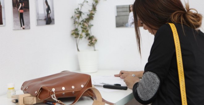 Una empresa de bolsos trabaja con mujeres presas para ayudarlas en su inclusión social