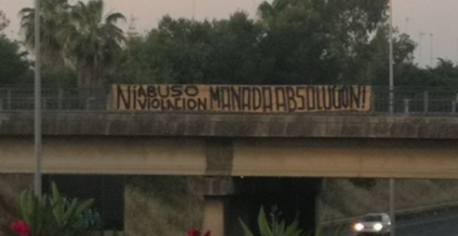 Retiran una pancarta de un puente en Sevilla que pedía absolver a 'La Manada'