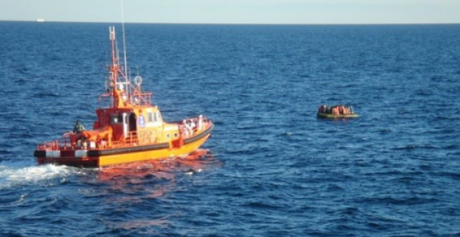 Rescatadas 90 personas inmigrantes a bordo de dos pateras en el mar de Alborán