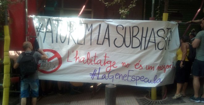 Acció sorpresa per aturar la subhasta de pisos i locals públics i reclamar-ne un ús social