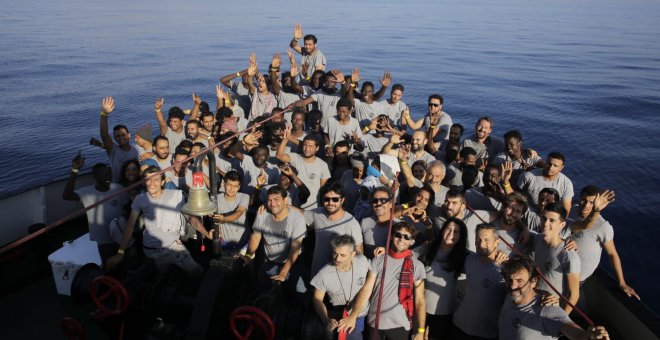 Llega al puerto de Barcelona el Open Arms con 60 migrantes a bordo