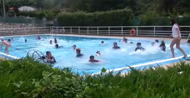 Un socorrista de una piscina alavesa impide bañarse con camiseta a un niño transgénero