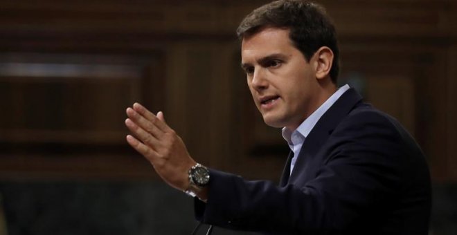 Albert Rivera se salta el reglamento del Congreso para atacar a Pedro Sánchez por su tesis doctoral