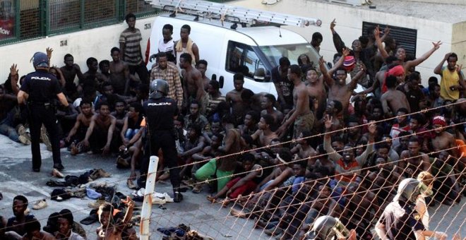 Una asociación de guardias civiles se querella por el asalto de 602 migrantes a la valla de Ceuta