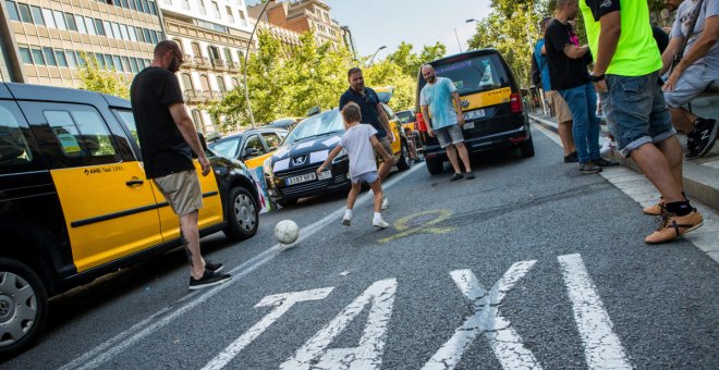 La principal asociación de taxistas de Barcelona se sumará a la huelga indefinida