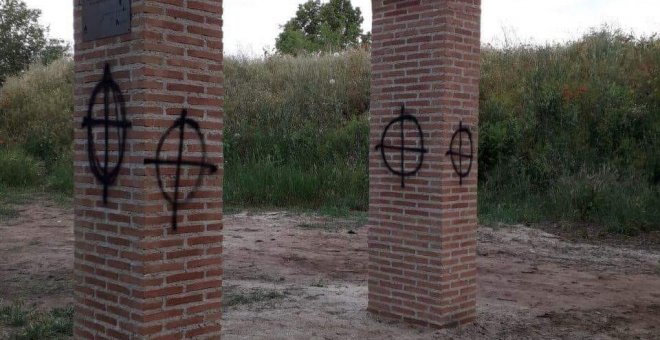 El memorial a las víctimas del franquismo de Alcalá aparece con pintadas fascistas