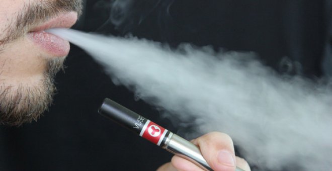 Oncólogos alertan del peligro del cigarro electrónico tras aumentar su consumo en personas que antes no fumaban