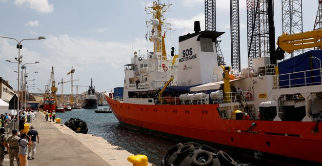 El Aquarius atraca en La Valeta tras cinco días de espera en el mar