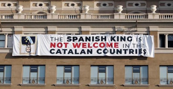Despliegan una pancarta contra el rey en la Plaza de Catalunya