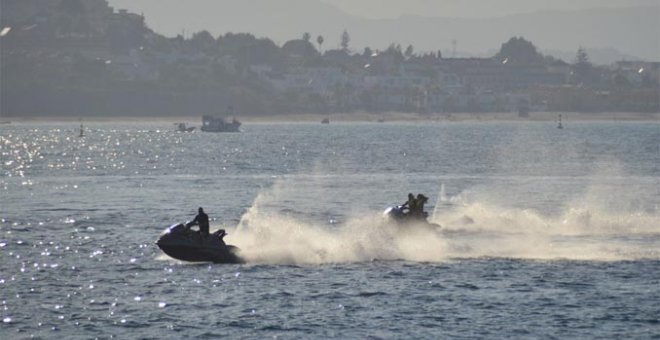 Un vertido de hidrocarburos de origen desconocido en aguas del Estrecho de Gibraltar obliga a cerrar una playa de Ceuta