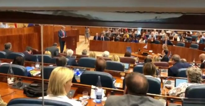 Pillan a un diputado del PP viendo el tenis durante un debate de la Asamblea de Madrid