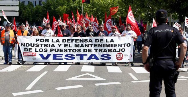 Vestas sólo garantiza recolocar a medio centenar de trabajadores de la planta que cierra en León