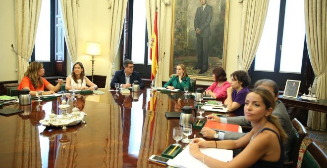 Los letrados avalan la validez del decreto que amplía los permisos de paternidad, que continuará su tramitación