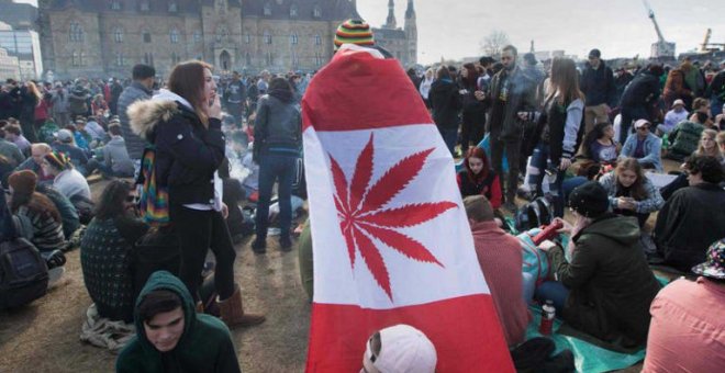 Día histórico en Canadá: sus ciudadanos pueden fumar legalmente marihuana desde ya