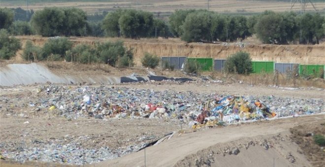 Dos operarios graban la mala gestión de un depósito en San Fernando: "Puta maravilla para el medio ambiente"