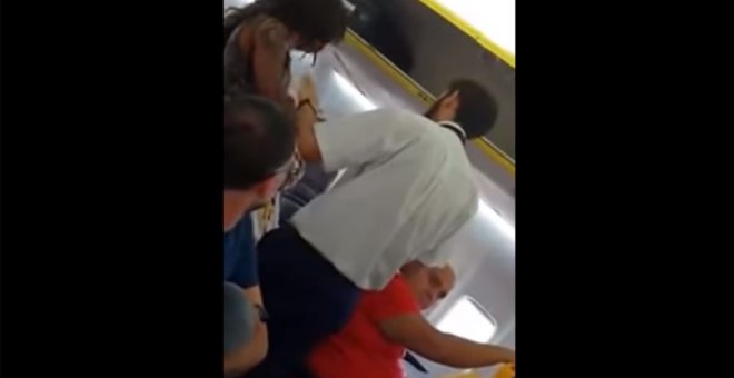 Un pasajero no quiere sentarse al lado de una mujer negra y Ryanair la cambia de sitio