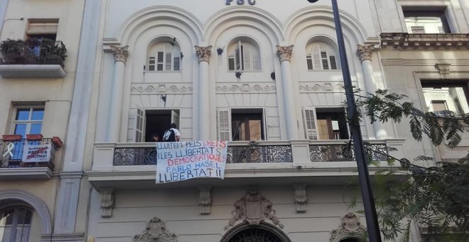 Un grupo de apoyo a Pablo Hasel cuelga una pancarta en la sede del PSC de Lleida