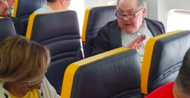 La versión de Ryanair sobre el incidente racista a bordo de uno de sus aviones: dice que actuó con "urgencia" y "seriedad"