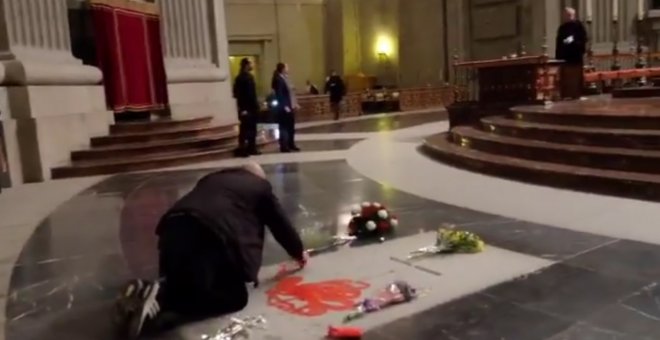 Un artista gallego escribe con pintura roja sobre la tumba de Franco