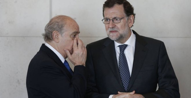Los diez años de Rajoy y Fernández Díaz en Interior condecorando a vírgenes y cristos