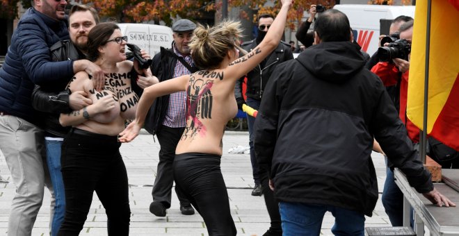 Activistas de Femen irrumpen en un acto de Falange convocado con motivo del 20N