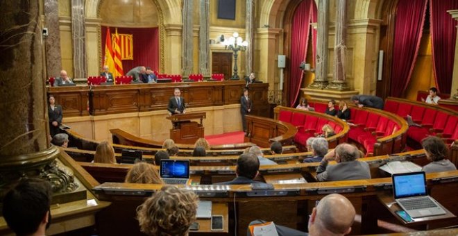 El Parlament aprova una moció perquè el Govern apugi l'IRPF a les rendes més altes, però ni ERC ni JxCat la secunden