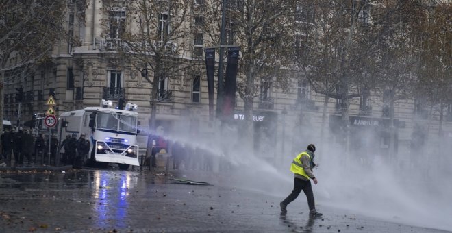 Los 'chalecos amarillos' se manifiestan por todo Francia