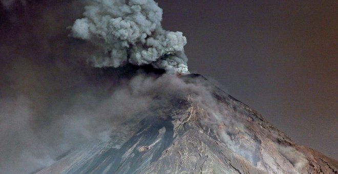 El volcán de Fuego, en Guatemala, entra en erupción