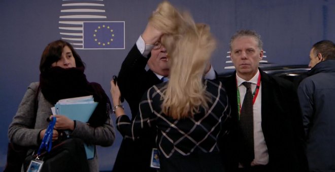 Jean-Claude Juncker desata la polémica por jugar con el pelo de una mujer al saludarla