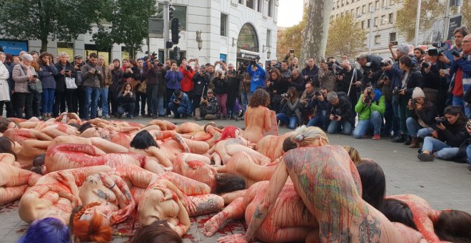 Medio centenar de activistas protestan desnudos contra la industria peletera