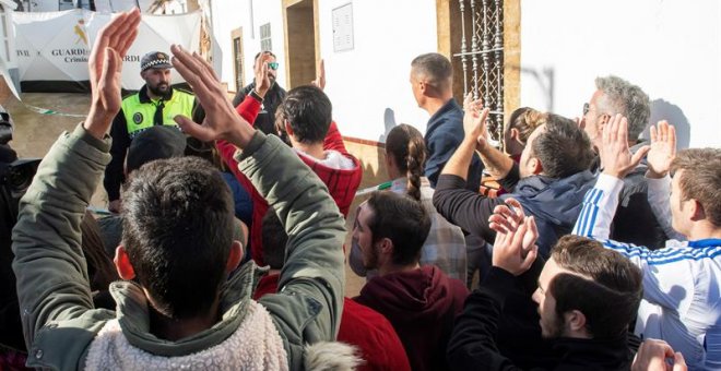 Vecinos de El Campillo (Huelva) rompen el cordón policial y gritan "asesino" a Bernardo Montoya en la reconstrucción del crimen