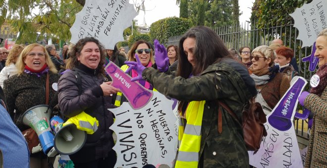 Concentración feminista ante el Parlamento andaluz contra la investidura de Juanma Moreno