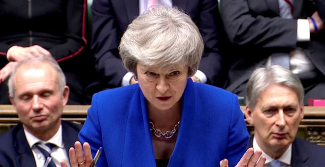 Theresa May descarta paralizar el brexit pese a la derrota parlamentaria