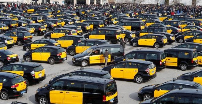 Tres taxistas detenidos por reventar un coche de VTC durante las primeras horas de la huelga en Barcelona