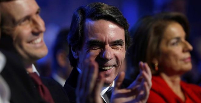 Aznar define a Casado como "un líder sin tutelas ni tutías" y lo destaca frente a Rajoy